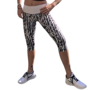 PrismSport Women’s Size XS White Black Activewear Capri Leggings
